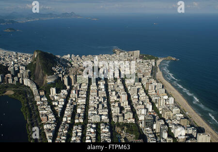 Vue aérienne d'Ipanema Copacabana - Lagoa Rodrigo de Freitas à gauche Banque D'Images