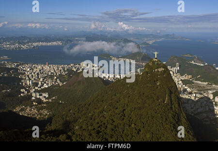 Vue aérienne du Christ Rédempteur dans le fond de la baie de Guanabara et le Pain de Sucre hill Banque D'Images