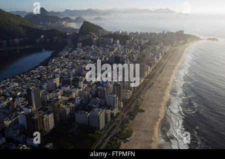 Vue aérienne de la plage de Ipanema et Lagoa Rodrigo de Freitas à gauche Banque D'Images