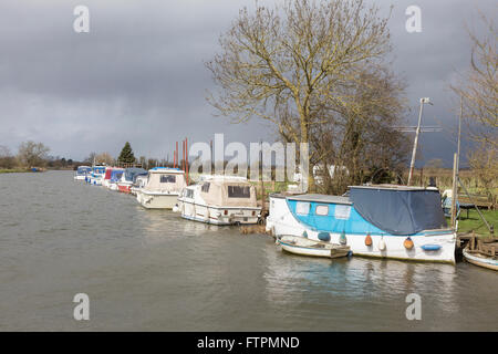 De croisière amarré sur la rivière Avon près de Eckington, Wychavon, Worcestershire, Angleterre, RU Banque D'Images