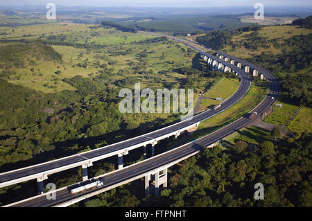 Vue aérienne de l'autoroute d'étagement Castelo Branco SP-280 dans les collines de Botucatu Banque D'Images