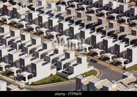 Vue aérienne de maisons avec panneaux capturer l'énergie solaire dans le logement Banque D'Images