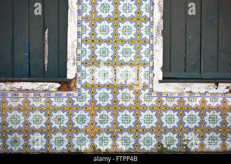 Détail de la façade de maisons coloniales décorées avec des carreaux portugais Banque D'Images