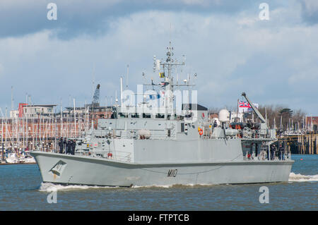 La Marine royale britannique Navire de guerre des mines, HMS Ramsey (M110) au départ de Portsmouth, Royaume-Uni le 29 mars 2016. Banque D'Images