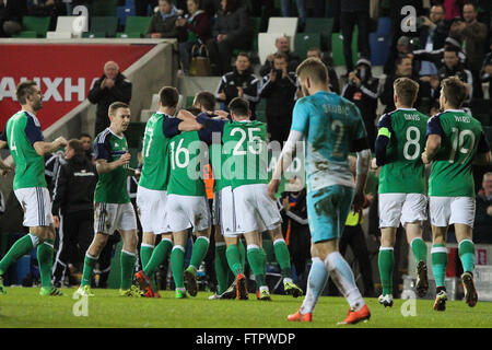 28 mars 2016 - défi international de Vauxhall (Friendly). L'Irlande du Nord 1 Slovénie 0. L'Irlande du Nord célèbrent leur premier but. Banque D'Images