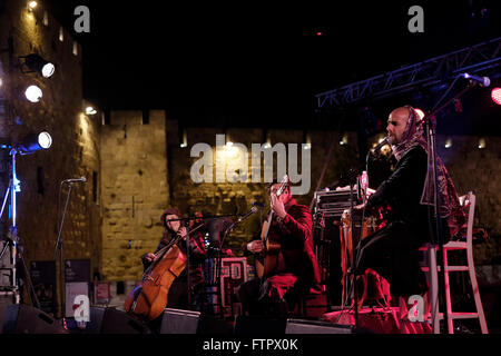 Jérusalem, Israël, le 29 mars. Le Gulaza band effectuer l'interprétation de la musique Yéménite près de la porte de Jaffa que le «sons de la vieille ville' music festival s'ouvre à Jérusalem offrant un aperçu des diverses traditions de la musique dans la vieille ville de Jérusalem Israël le 29 mars 2016. Les trois jours de festival de musique ont lieu dans les ruelles, les rues et places dans les trois premiers trimestres de la vieille ville avec des ensembles, et les bandes parsemées dans toute la région. Banque D'Images