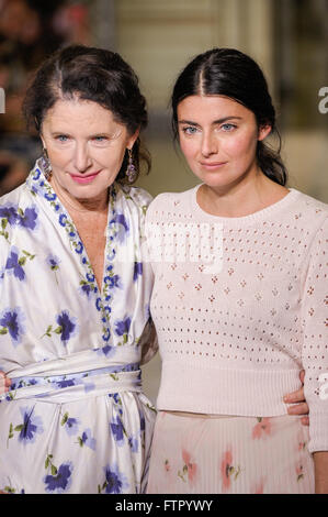 MILAN, ITALIE - 24 SEPTEMBRE : Designers Lucilla Bonaccorsi et Luisa Beccaria (L) reconnaître les applaudissements du public après Banque D'Images