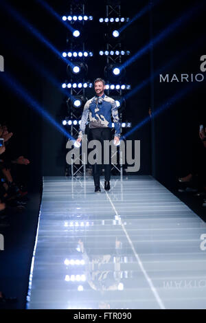 MILAN, ITALIE - 27 SEPTEMBRE : designer Mario promenades dés la piste pendant la Mario dés fashion show dans le cadre de Milan Fashion Week S/S 2016 Le 27 septembre 2015 à Milan, Italie. Banque D'Images