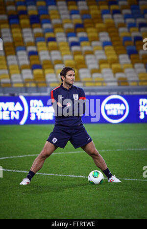 Kiev, UKRAINE - le 9 septembre 2013 : Frank Lampard d'Angleterre se réchauffe au cours de session de formation au stade olympique NSC devant la FIFA Banque D'Images