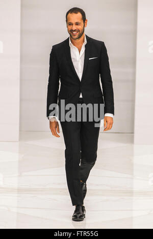 MILAN, ITALIE - 27 SEPTEMBRE : Designer Massimiliano Giornetti promenades la piste pendant la fashion show Salvatore Ferragamo comme partie de Milan Fashion Week Spring/Summer 2016 Le 27 septembre 2015 à Milan, Italie. Banque D'Images