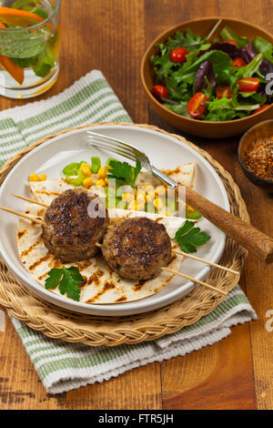 Escalopes faits maison ou saucisse brochettes de boulettes pour le dîner Banque D'Images