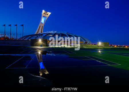 Blue Hour au Stade olympique de Montréal ville Canada reflètent dans l'eau d'un flocon. Banque D'Images