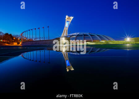 Blue Hour au Stade olympique de Montréal ville Canada reflètent dans l'eau d'un flocon. Banque D'Images