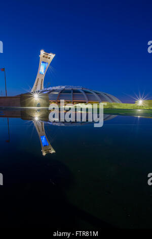 Blue Hour au Stade olympique de Montréal ville Canada reflètent dans l'eau d'un flocon. Banque D'Images