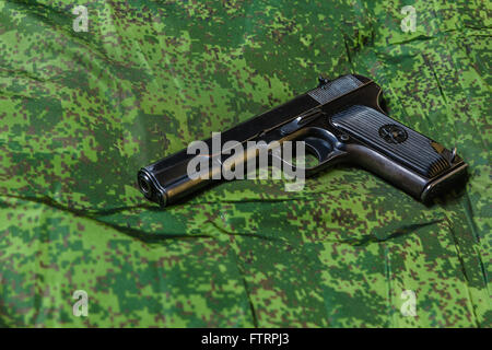 Pistolet semi-automatique sur fond de camouflage pixel Banque D'Images