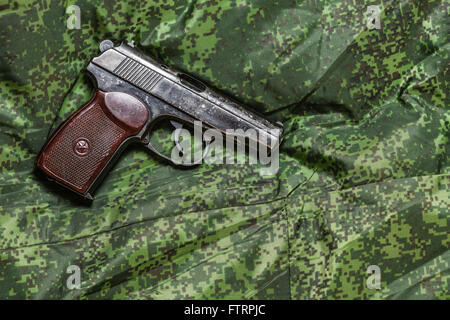 Pistolet semi-automatique sur fond de camouflage pixel Banque D'Images