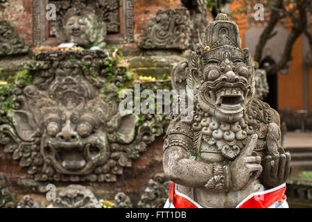 Statue démoniaque traditionnelles sculptées dans la pierre en Bali, Indonésie. Banque D'Images