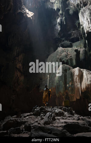 Bouddha dans Tam Chom Phon grotte en Thaïlande Ratchaburi Banque D'Images