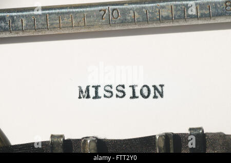 Mission mot tapé sur une vieille machine à écrire Banque D'Images