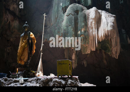 Bouddha dans Tam Chom Phon grotte en Thaïlande Ratchaburi Banque D'Images