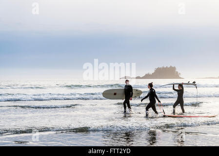 Les gens avec des planches, Chesterman Beach, Tofino, Colombie-Britannique, Canada Banque D'Images