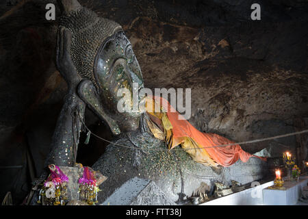 Bouddha dans Tam Chom Phon grotte en Thaïlande Ratchaburi Banque D'Images