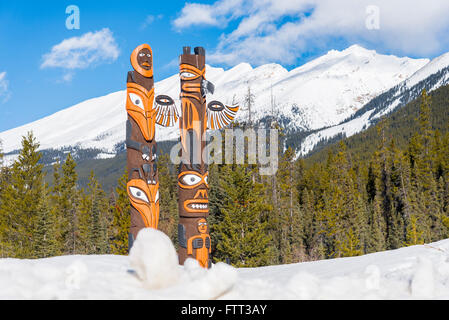 Les totems près de Lodge Sunwapta, Jasper National Park, Alberta, Canada Banque D'Images