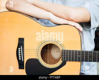 Woman's hands avec guitare acoustique à vous détendre post, stock photo Banque D'Images