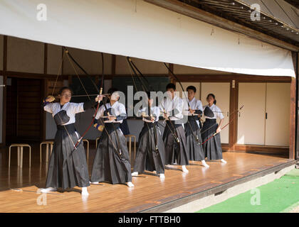 La pratique de jeunes étudiants japonais kyudo au tir à Kibitsu Shrine, préfecture d'Okayama, Japon. Banque D'Images