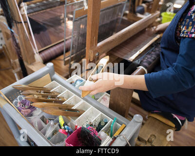 Weaver / artisane à Koubo Orimono Oshiro Koushiro - Oshrio Koushiro, atelier textile, Okinawa Haebaru Banque D'Images
