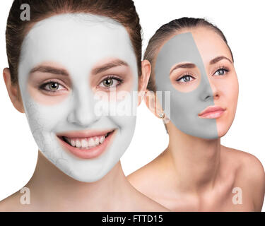 Jeune femme avec un masque d'argile Banque D'Images