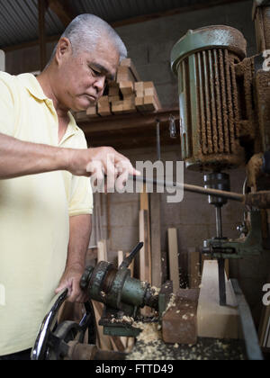 Oshiro Yoshimasa (57) chef de faire tisser , 大城織機製作所 Haebaru, Okinawa Banque D'Images