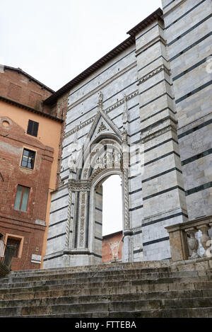 Mur de Duomo (cathédrale de Sienne), une église médiévale construite dans le style roman et style gothique italien, entre 1215 et 1 Banque D'Images