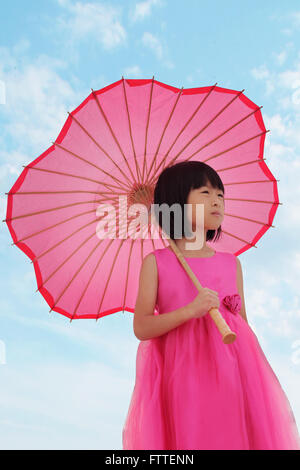 Fille asiatique en robe rose Banque D'Images
