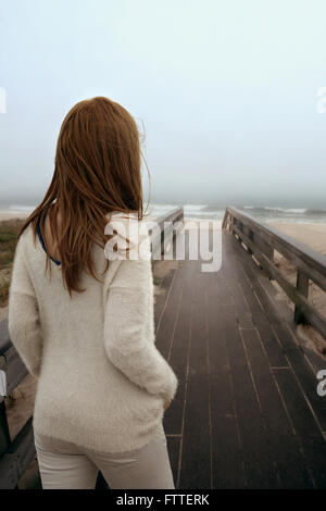 Femme marche sur trottoir de bois at beach Banque D'Images