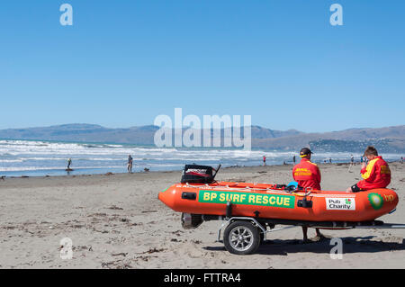 Sauvetage Surf bateau gonflable sur New Brighton Beach, New Brighton, Christchurch, Canterbury, Nouvelle-Zélande, Région Banque D'Images