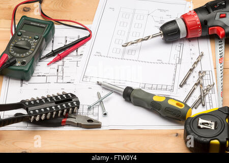 Ensemble d'outils différents pour la réparation et de la construction : multimètre, tournevis, vis, projet, clé, outil à main Banque D'Images