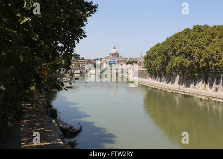 Vue vers la Cité du Vatican depuis les rives du Tibre. Banque D'Images