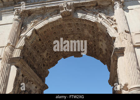 Détail de l'arc de Constantin à la fin de la colline du Palatin à Rome, en Italie. Banque D'Images