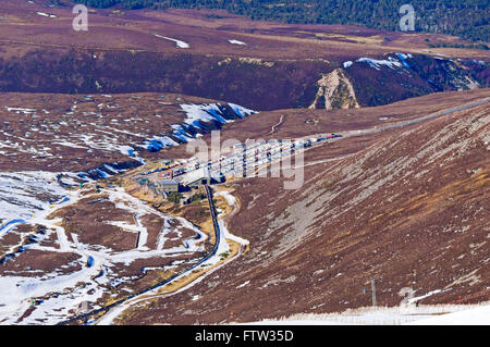 Vue vers le bas de la station de la gare supérieure de Cairngorm Mountain Railway sur Cairn Gorms Ecosse Speyside Banque D'Images