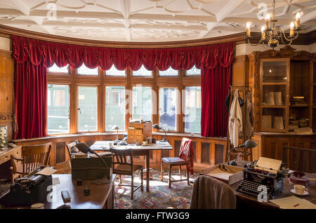 Bletchley Park Mansion montrant un bureau meublé comme il l'aurait été dans la DEUXIÈME GUERRE MONDIALE lorsqu'il est occupé par le célèbre brise-code Banque D'Images