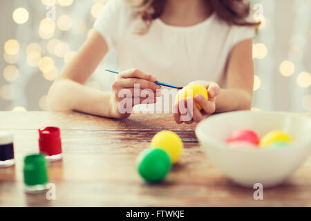 Close up avec des oeufs de pâques coloriage brosse Banque D'Images