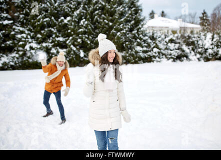 Heureux couple playing boules en hiver Banque D'Images