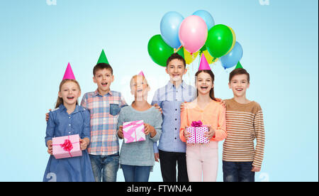 Des enfants heureux avec des cadeaux pour anniversaire Banque D'Images