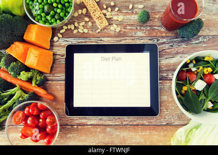 Close up de plan de régime sur tablet pc et légumes Banque D'Images