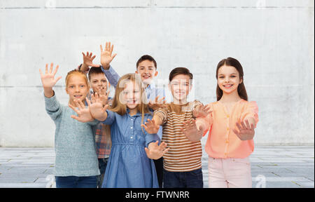 Heureux les enfants des signes avec la main Banque D'Images