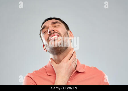 L'homme de toucher le cou et souffrant de maux de gorge Banque D'Images