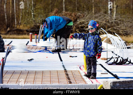 Ronneby, Suède - le 26 mars 2016 : diriger et pointant sur un chantier de construction. Les adultes en contexte de travail. Garçon wea Banque D'Images