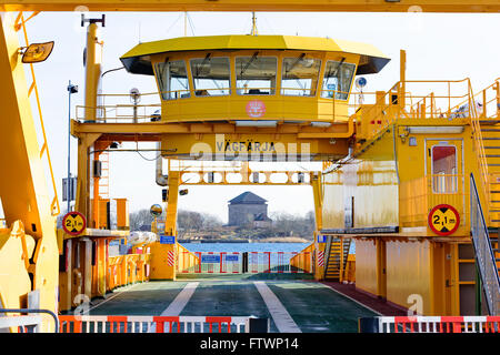 Karlskrona, Suède - Mars 27, 2016 : l'ASPO ferry est un jaune vif car-ferry entre Karlskrona et l'île dans l'ASPO un Banque D'Images