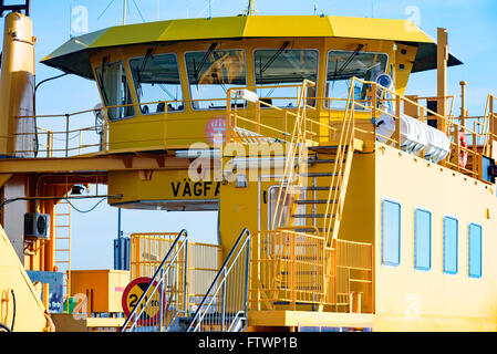 Karlskrona, Suède - Mars 27, 2016 : l'ASPO ferry est un jaune vif car-ferry entre Karlskrona et l'île dans l'ASPO un Banque D'Images